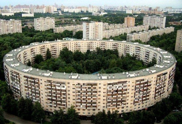 Harry_Traveler's tweet image. Улица Довженко. #Москва. Здесь находится #КруглыйДом. 26 подъездов, в которыхРасположено 936 квартир