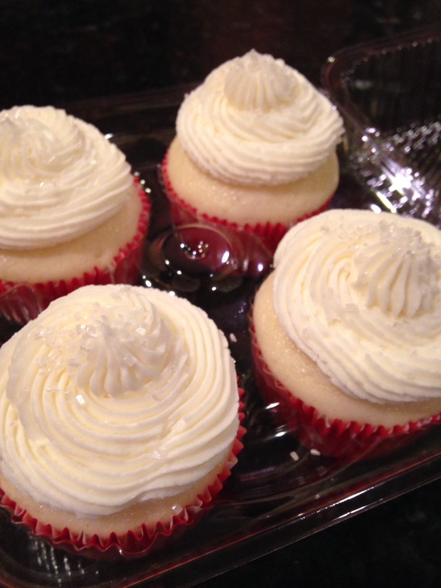 TeddyososBakery's tweet photo. Sweeten up your week with some wedding cake #cupcakes https://t.co/4upLs29KkS