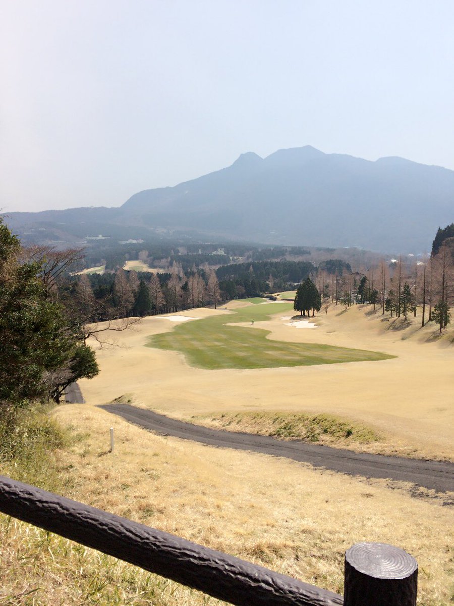 TinyYumi's tweet photo. 今月は週1でラウンドした箱根湖畔⛳️なぜならば…今週ここでコンペがあるから秘密の練習ラウンド笑
暖かくなったからかな？急に飛ぶようになってグリーンで溢れて奥からのアプローチ何回しただろ？
ふかふかのラフからのアプローチに苦戦…💦 https://t.co/gPldvZ6kPB