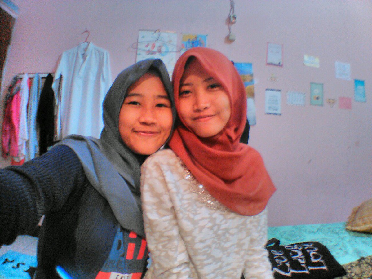 Syifaalummah's tweet photo. Hahahaha "@fiani_okta: niatnya sih beljar MTk bwt UN karna kepikiran sma yg itu tuh-, kita jadi poto" aja :v https://t.co/2I8dFpKtOB"