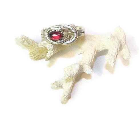 LoveStoneArts's tweet photo. Lover's Infinity Ring with Garnet in Sterling Silver R111 https://t.co/1bgESHuVUY #LoveStoneArts #RedGarnetRing https://t.co/pozOQZ90KA