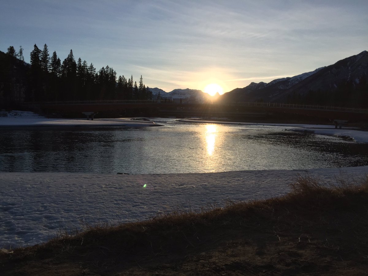 playitsitlays7's tweet photo. Sunset In Banff https://t.co/gF9t7wmk7i