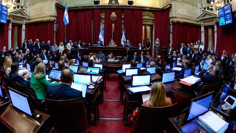 ElDoce's tweet photo. #AHORA El Senado aprobó la ley para pagarle a los holdouts https://t.co/gb476Dhf6E https://t.co/OFL38YhY6Y