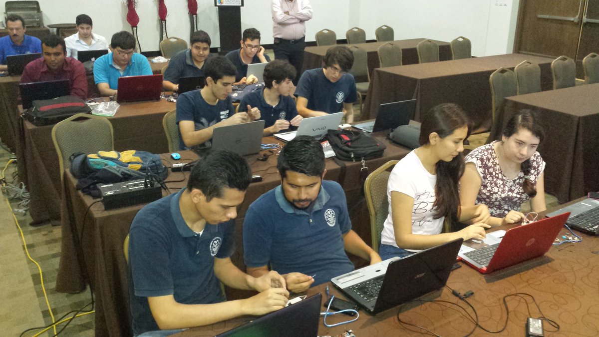 gsreynaga's tweet image. Capacitacion de voluntarios, #ArduinoD2016 #GenuinoD2016 Listos!!!
@ardublock @arduino @dcuartielles @taweili