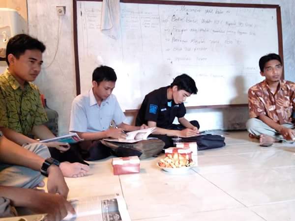 CSSMoRA_Wali9's tweet photo. Masih berlangsung. Photos of Bedah Majalah &amp; Pengukuhan Kru LPM Zenith, Kamis, 31 Maret 2016 di basecamp CSS UIN WS. https://t.co/6eKpAuLiHh