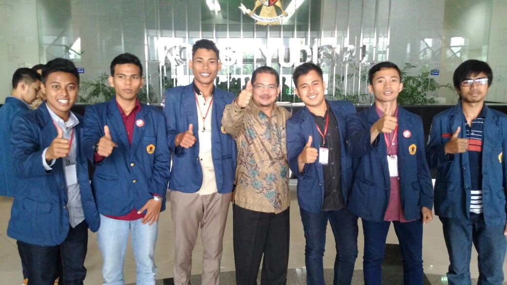 KomisiYudisial's tweet photo. Foto bersama Ketua Bidang Hubla dan Layanan Informasi dg mahasiswa @FH_UNRAM , Kamis (31/03/2016) https://t.co/lZXGVu8V8Z