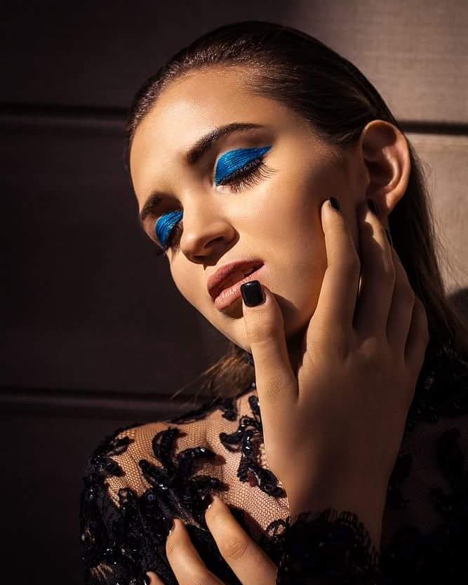 LynnYeeMakeup's tweet photo. The turquoise liquid eye pencil from @milanicosmetics was the perfect color for this graphic eye look + dewy skin https://t.co/yYssmt9EYx