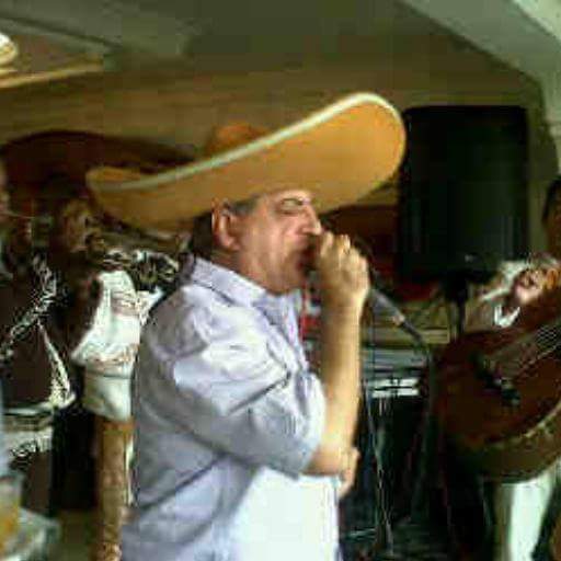 DichosDeOnate's tweet photo. Feliz cumpleaños al padrote @jorge_onate  49 años cantadole a colombia y al mundo https://t.co/LMPwC2qIg4