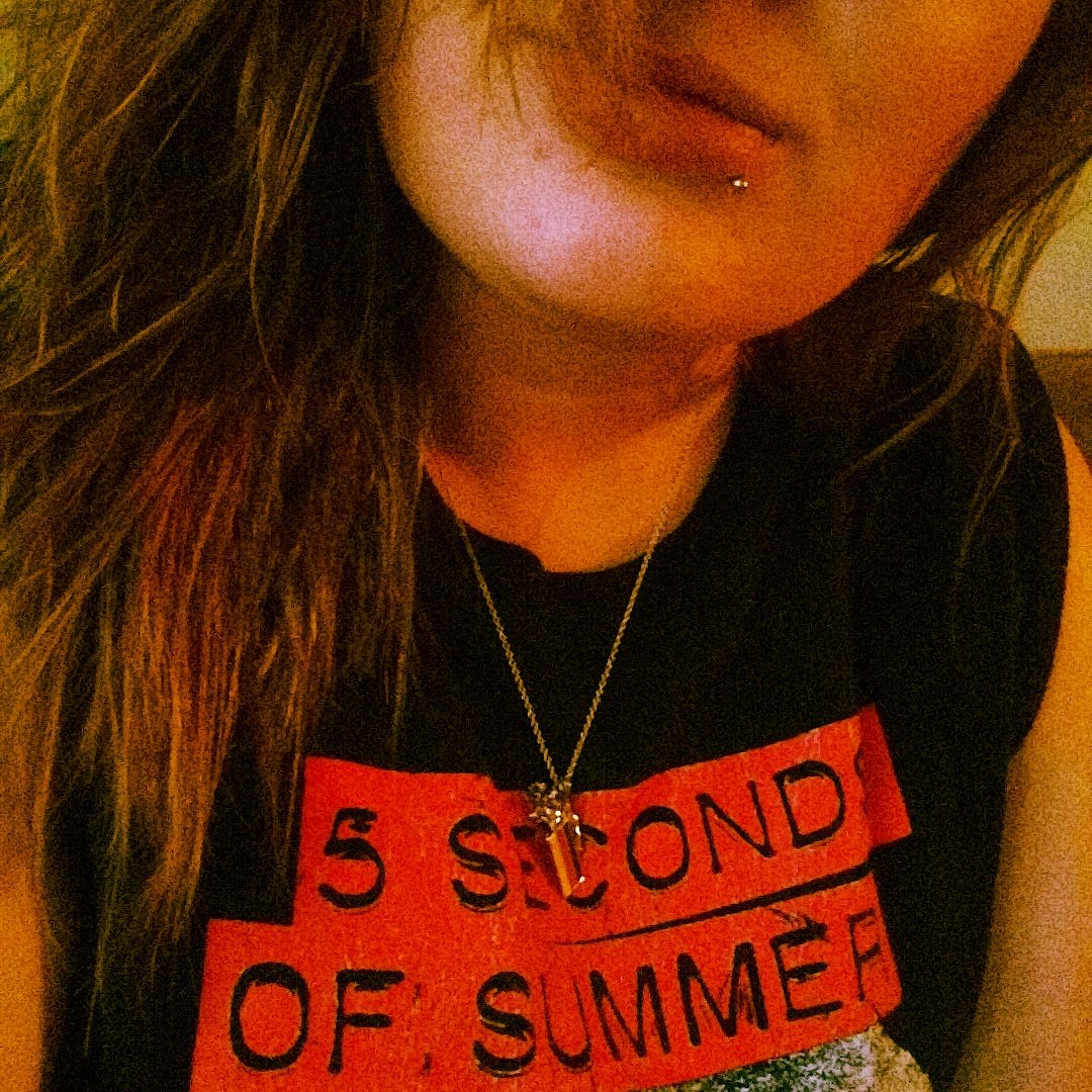 TeamKailee's tweet photo. #5SOSshirt #moosecharm #Germanflagcharm #lippiercing #hashtags lol https://t.co/SjrEJpNEKn