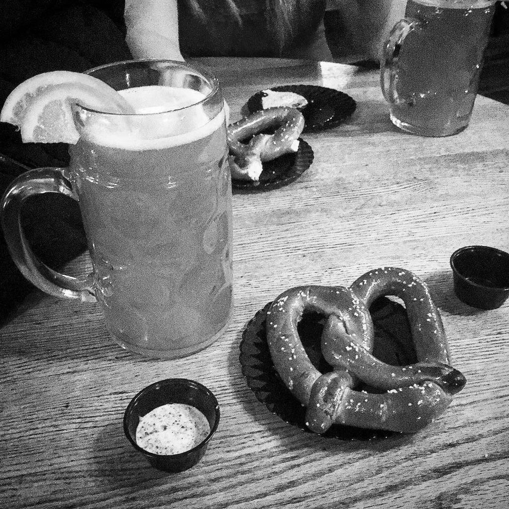 BirchMag's tweet image. Oh yeah, big beers and pretzels with mustard.

#birchmag #maxfields #potsdamny #bigbeers #… ift.tt/1RrBjbk