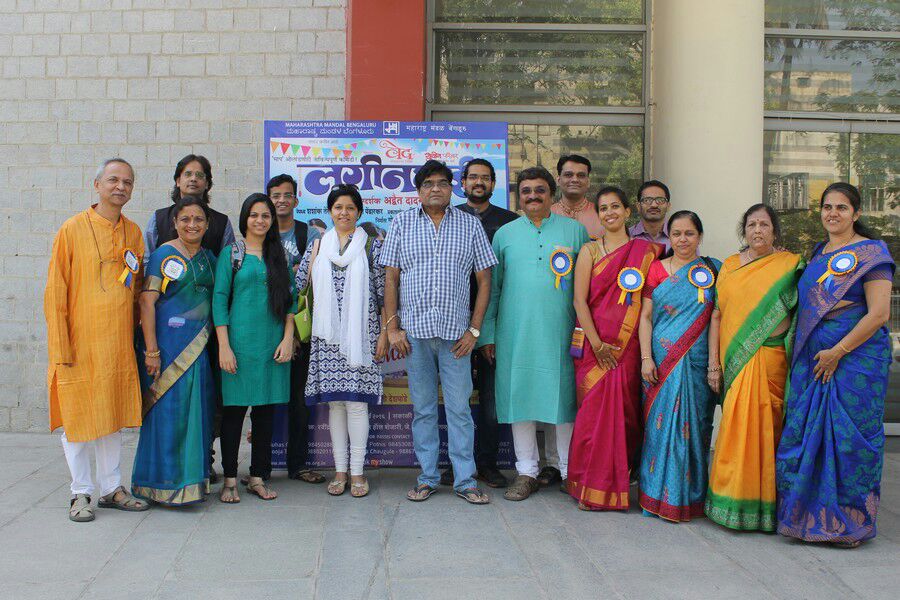mandalblr's tweet photo. रवींद्र कलाक्षेत्र येथे जमलेली महाराष्ट्र मंडळ बंगळूरूची कार्यकारिणी #Laginghai नाटकाच्या कलाकारांसोबत https://t.co/zyMbiOgjP4
