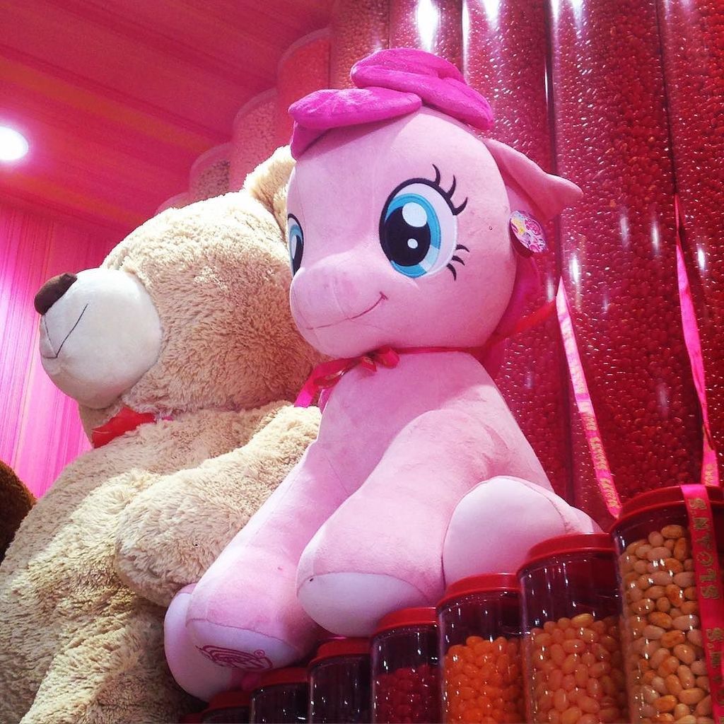 PinkieFanClub's tweet photo. So... I saw this giant pony in the candy store today... I kinda need it :) 💕😜😍❤️🍭 #mlp #sloans #topangamall #thevil… https://t.co/KNywkZzF77