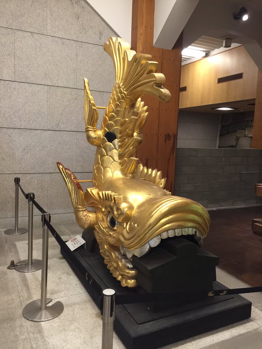 名古屋城の金鯱。雌と雄があるんですって。へー。現在取り付けられて