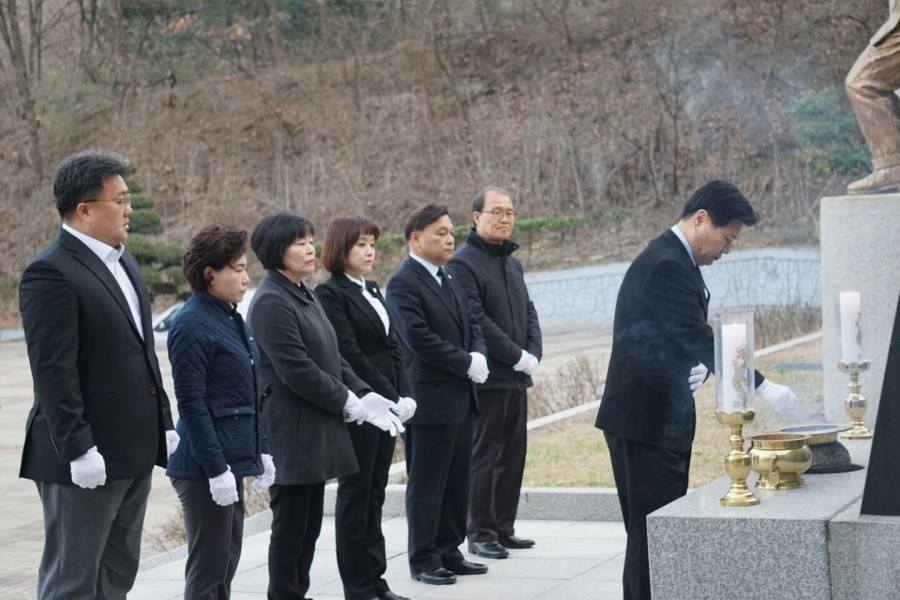 mjhong's tweet photo. 현충탑 참배를 시작으로
공식 선거운동을 시작합니다.
나라와 지역 위해 헌신하신
순국선열과 호국영령 앞에 다짐합니다.
여러분의 희생과 헌신 기억하고
의정부의 도약과 국가발전
홍문종이 반드시 이루어내겠습니다 https://t.co/Fq5XZSnwHk