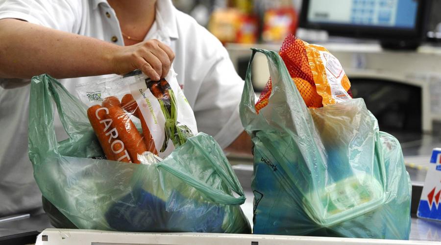 OuestFrance's tweet photo. Les sacs plastique jetables officiellement interdits le 1er juillet https://t.co/vKpFsTasEt https://t.co/XM7v0gLubP