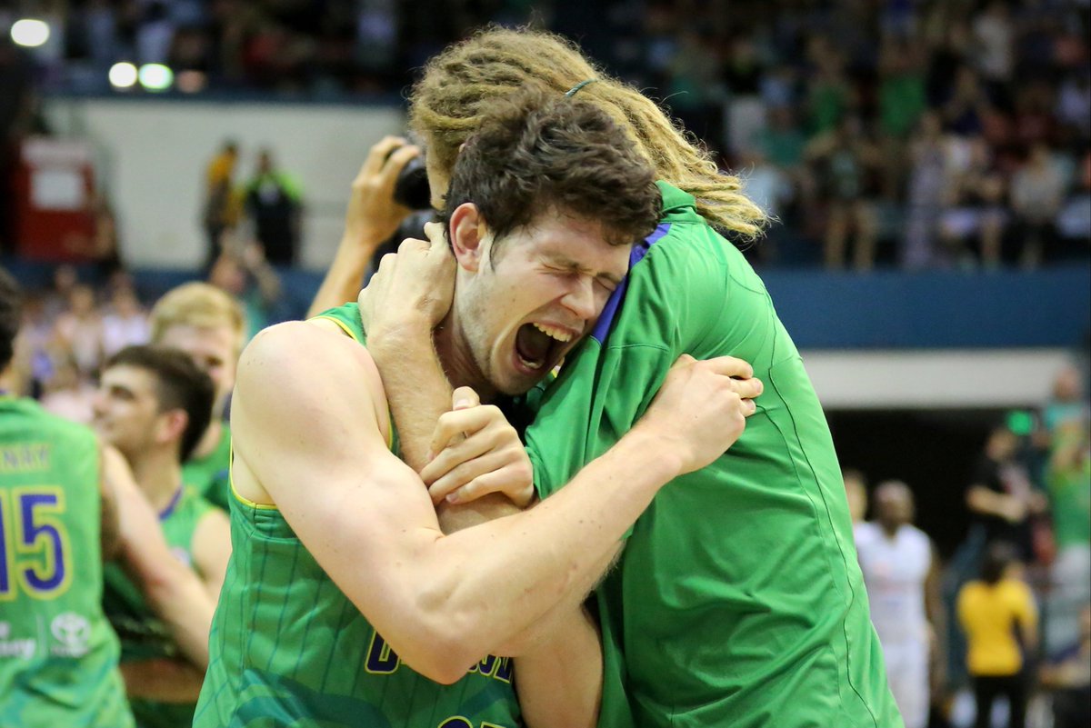 Congrats to local photographer Alix Sweeney for winning the <a href="/NBL/">NBL</a> Fans Choice Photo on Tues. bit.ly/1RDgbh2