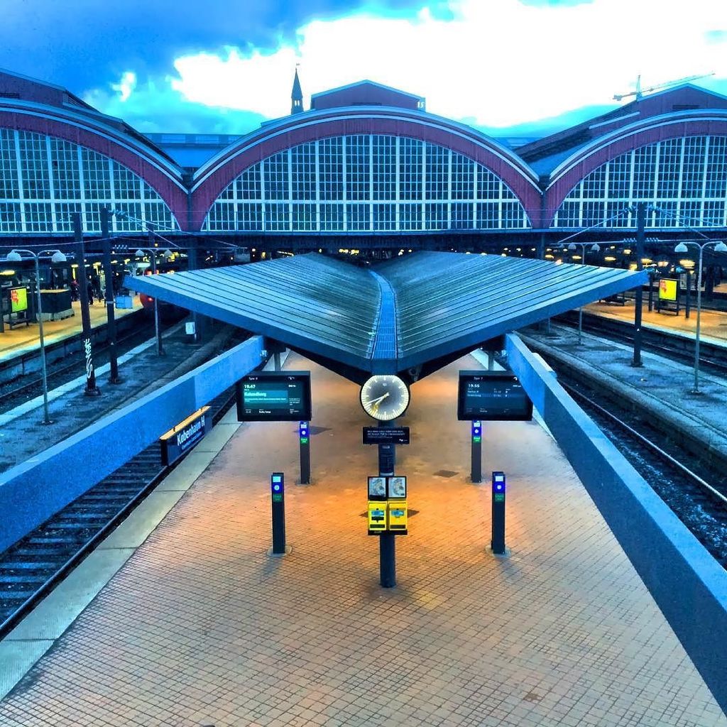 aspflopper's tweet photo. Pendlerliv 😊#hdr #hdrphotography #copenhagen #københavn #dsb #pendlerliv #train #trainstat… https://t.co/HdAHDs0ShZ https://t.co/R7Quwyzq2D