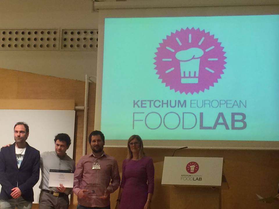 RevistaAlimenta's tweet photo. @Takeachef recogiendo el premio de #FoodLab2016 https://t.co/GysPnXoUJI