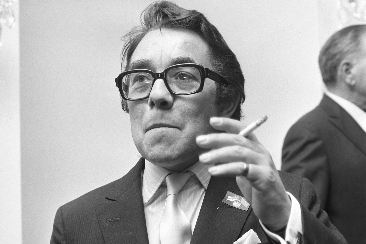 Ronnie Corbett has died aged 85. pic.twitter.com/Y9f0AXR9Gm. hesap. 