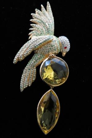 DecatiqueStudio's tweet photo. Rare #HUTTONWILKINSON "Polly Wants A Cracker" Pave Crystal Bird Pin https://t.co/z26xDfzKT3  #TonyDuquette #EBAY https://t.co/vPvA9JlTpc