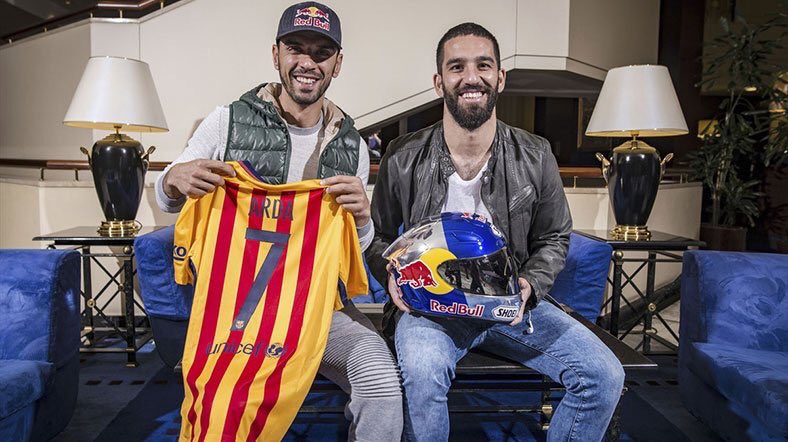 Arda Turan, Kenan Sofuoğlu'nun telefonunu açmışa benziyor...