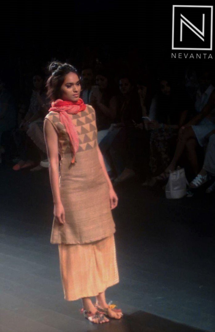 NevantaMedia's tweet image. #paromitabanerjee with her collection #indiantextileday #sustainabletextile #LakmeFashionWeek @LakmeFashionWk #SR16