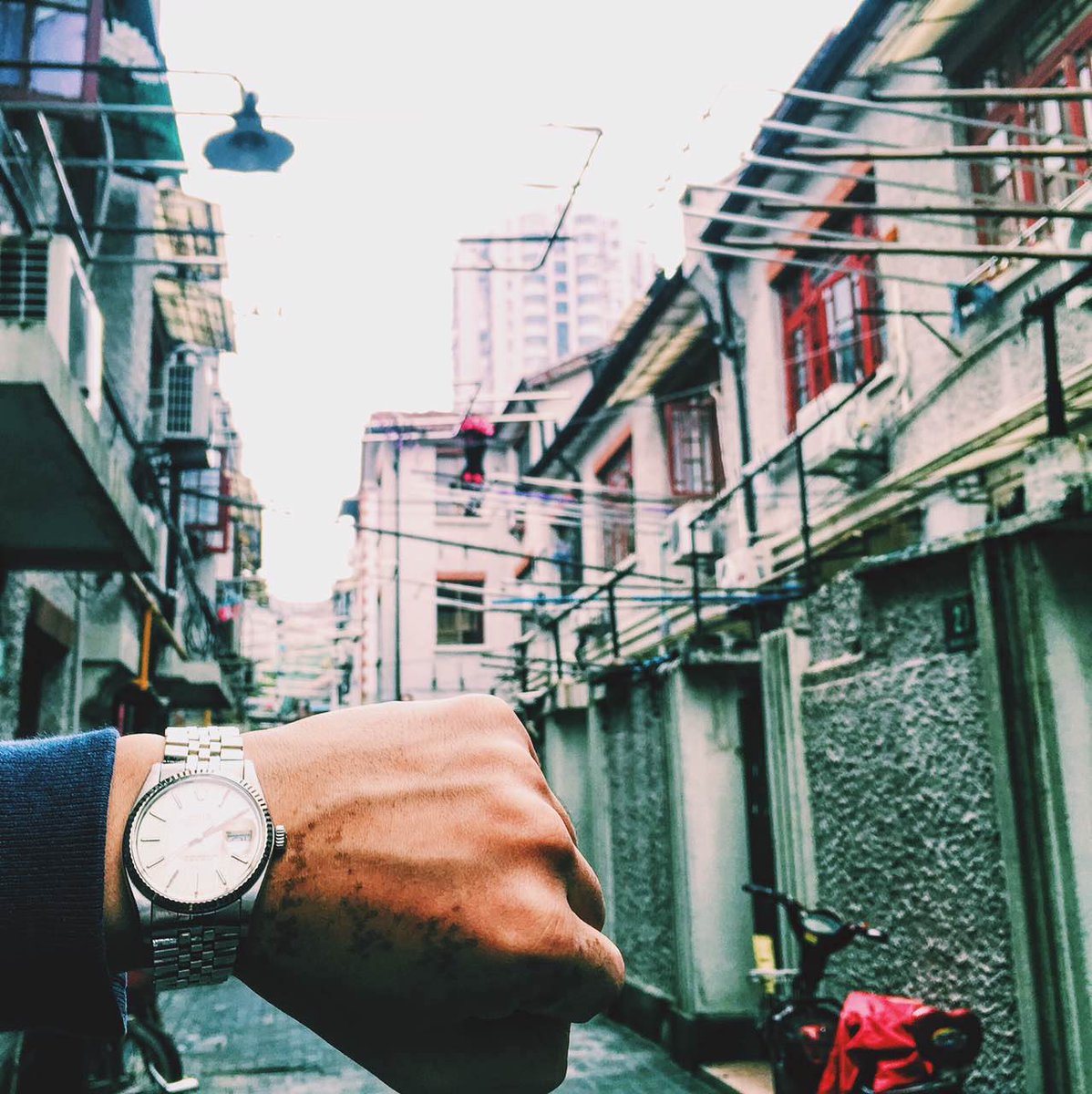 GENEVA_STRIPES's tweet photo. Downtown in Shanghai. These little alleys have so much character. #shanghai #rolex #datejust #china #culture https://t.co/oMcW7PHgCF