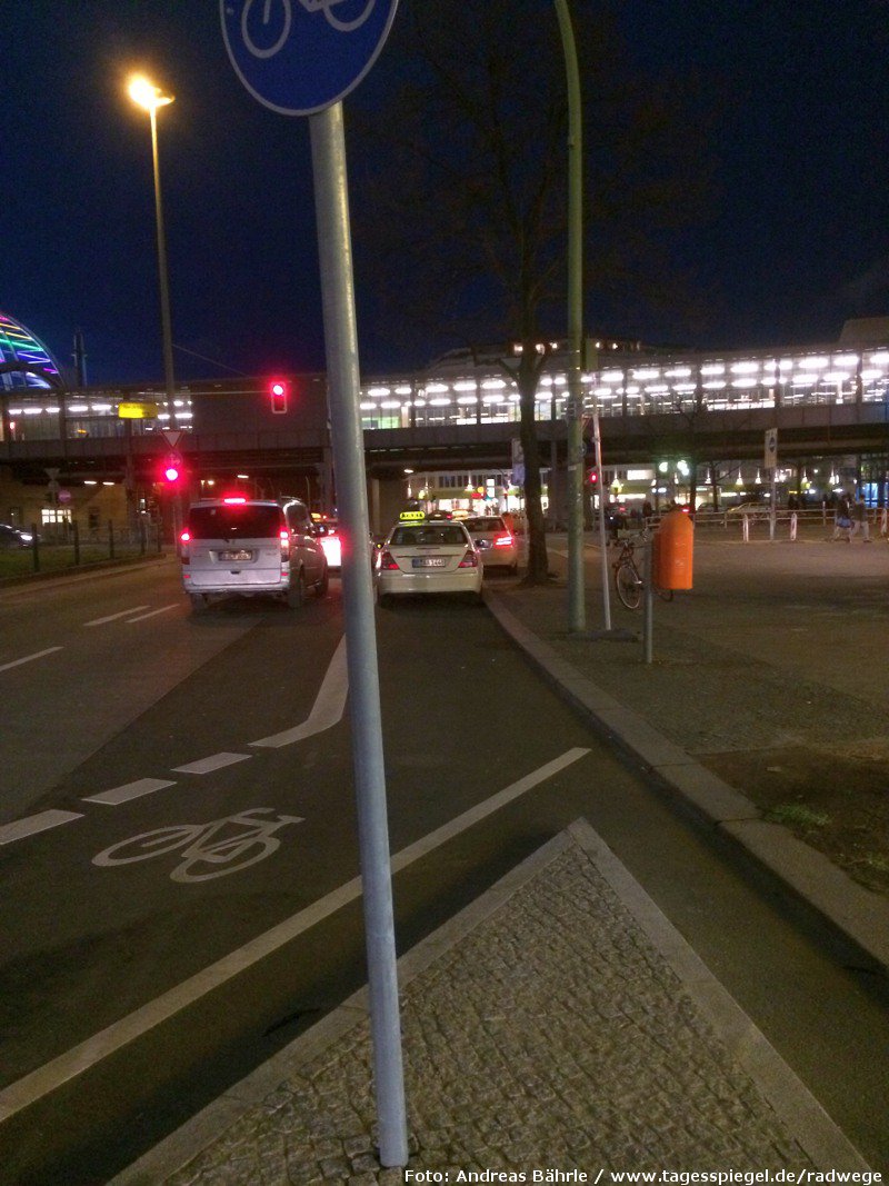 Radstreifen der Begegnungszone Maaßenstraße gleicht oft einem Taxistand - Serie: tagesspiegel.de/radwege #Schöneberg