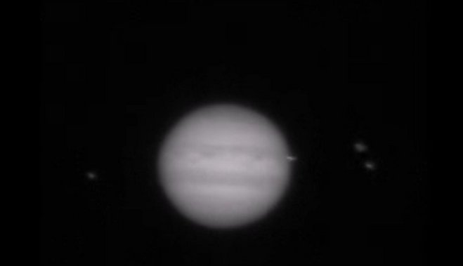 DelfiLV's tweet photo. Video: Jupiterā ietriecas nezināms objekts https://t.co/0PtF0F4OYa https://t.co/5lpCqG7Tna