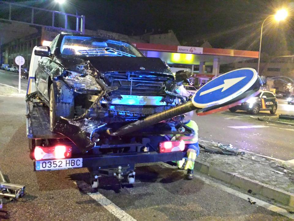 #Badajoz Provoca un aparatoso accidente y deja el coche siniestrado en mitad de la calzada hoy.es/badajoz/201603…
