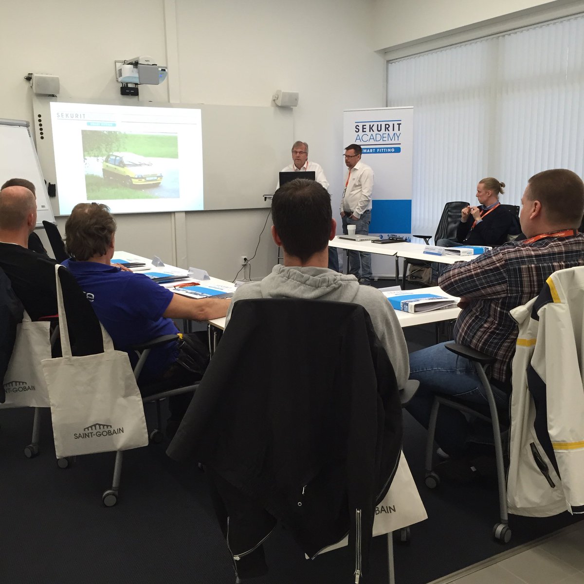 SekuritService's tweet photo. Då rullar vi igång! #sekuritpartner #sekuritacademy #saintgobain #autover https://t.co/GOJAqGebXX