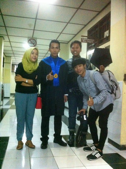 RiiaFinanda's tweet photo. happy graduation yoni, semoga ilmu nya bermanfaat https://t.co/DkvfouR7uS