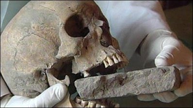 تويتر  Leesa DeVantier على تويتر: "Medieval burial: A brick in the mouth  is thought to indicate the deceased was a suspected vampire  #FolkloreThursday https://t.co/F3CkqNB4Kl"