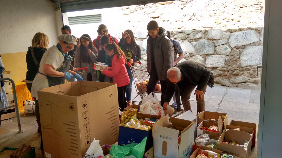 inslaialarquera's tweet photo. Gran èxit en la recollida d'aliments per la Fundació Sant Joaquim de la 3a Jornada Solidària de l'@inslaialarquera https://t.co/UERjp6ihWE