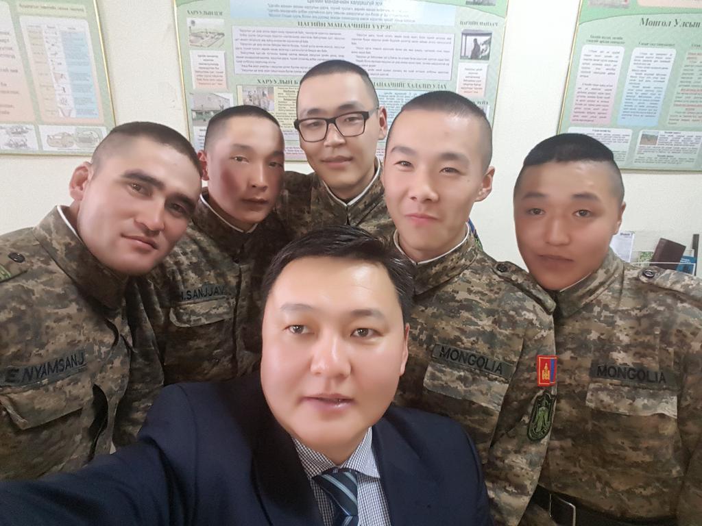 БГД-ээс цэрэгт татагдсан залуус албаа нэр төртэй хааж байна. Алба хааж буй залуусаа эргэж хамтдаа зураг татууллаа.