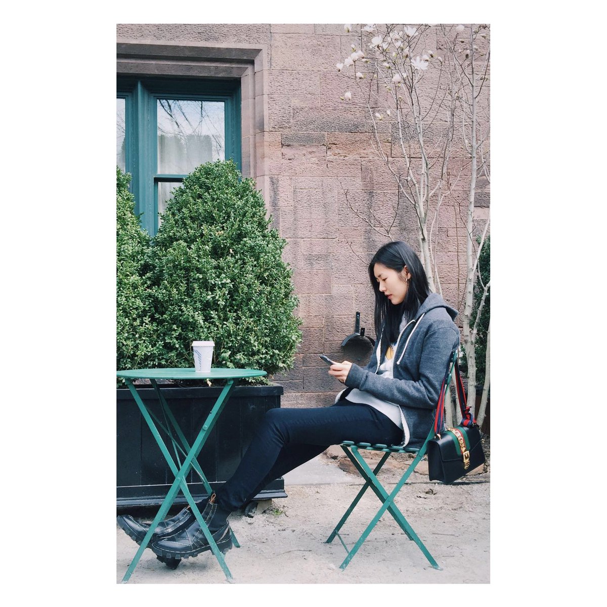 gucci's tweet photo. Spotted with the #GucciSylvie, model #LiuWen out in New York. https://t.co/dCLGEtnTJT