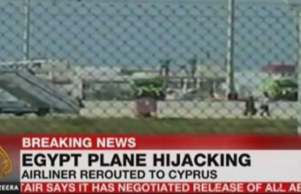 lercionotizie's tweet photo. #ultimora Aereo Egypt Air dirottato su Cipro. Rilasciato ostaggio italiano: “Non la smetteva di applaudire” https://t.co/v1EX8ZEkww