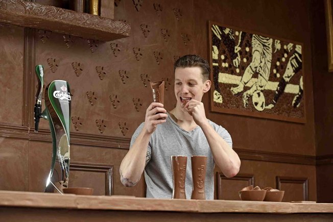 lacriaturacreat's tweet photo. Carlsberg construye un bar hecho por completo de chocolate. Sí, ¡DE CHOCOLATEEEE! https://t.co/pTBY2yQLXB https://t.co/T2snFwLzYo