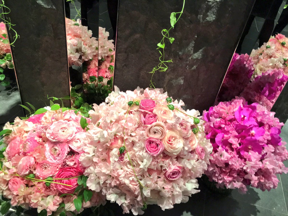 pinomico's tweet photo. お花屋さんもおしゃれ〜💐綺麗〜！ https://t.co/yOUWc3sW6J
