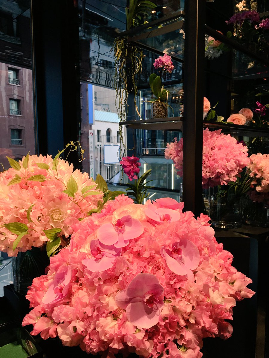 pinomico's tweet photo. お花屋さんもおしゃれ〜💐綺麗〜！ https://t.co/yOUWc3sW6J