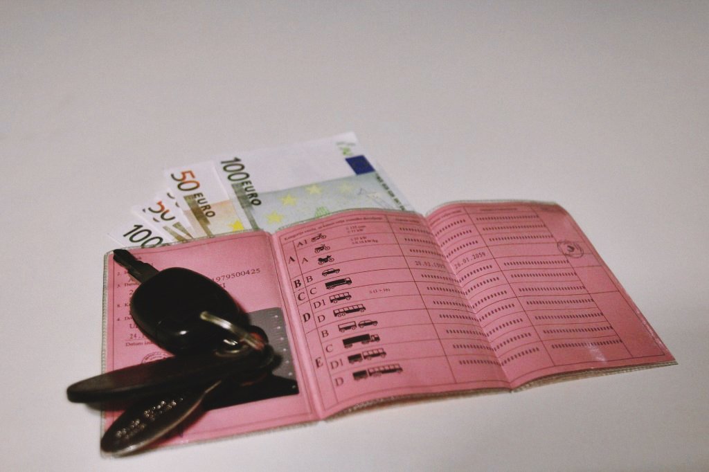 Največjo mrežo preprodajalcev vozniških dovoljenj pri nas so odkrili zaradi pijanca. → bit.ly/1UEk75s