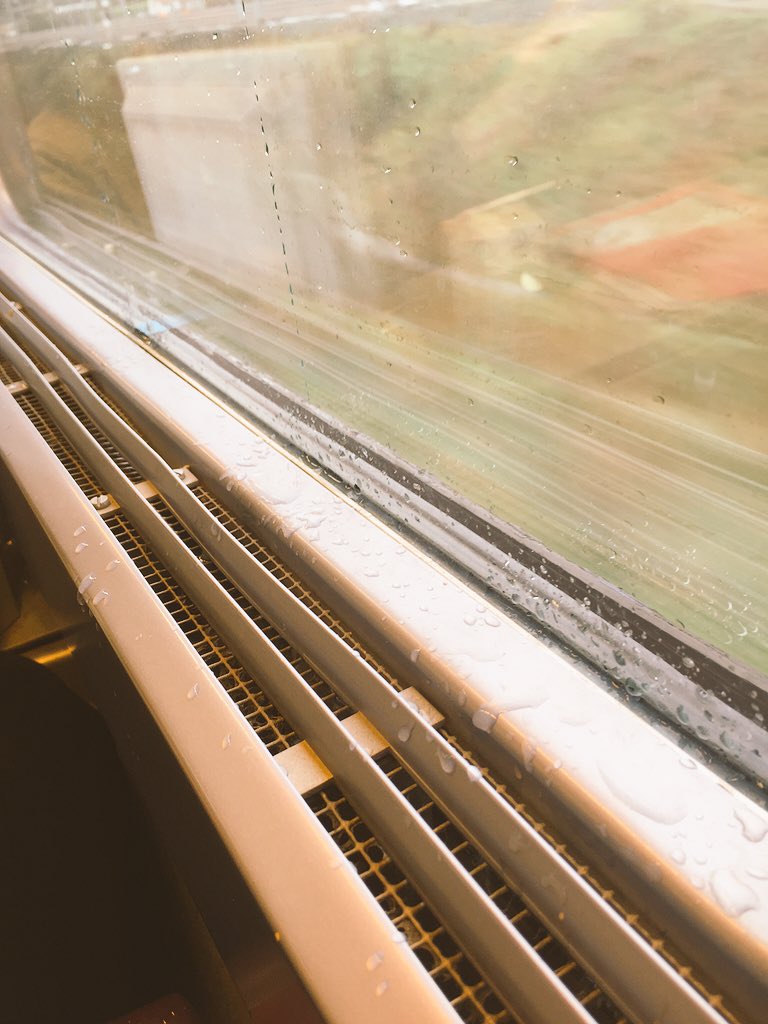 Coucou la <a href="/SNCF/">❌</a> ! Il pleut dans mon train Le mans-Paris ! Vous en dites quoi ?