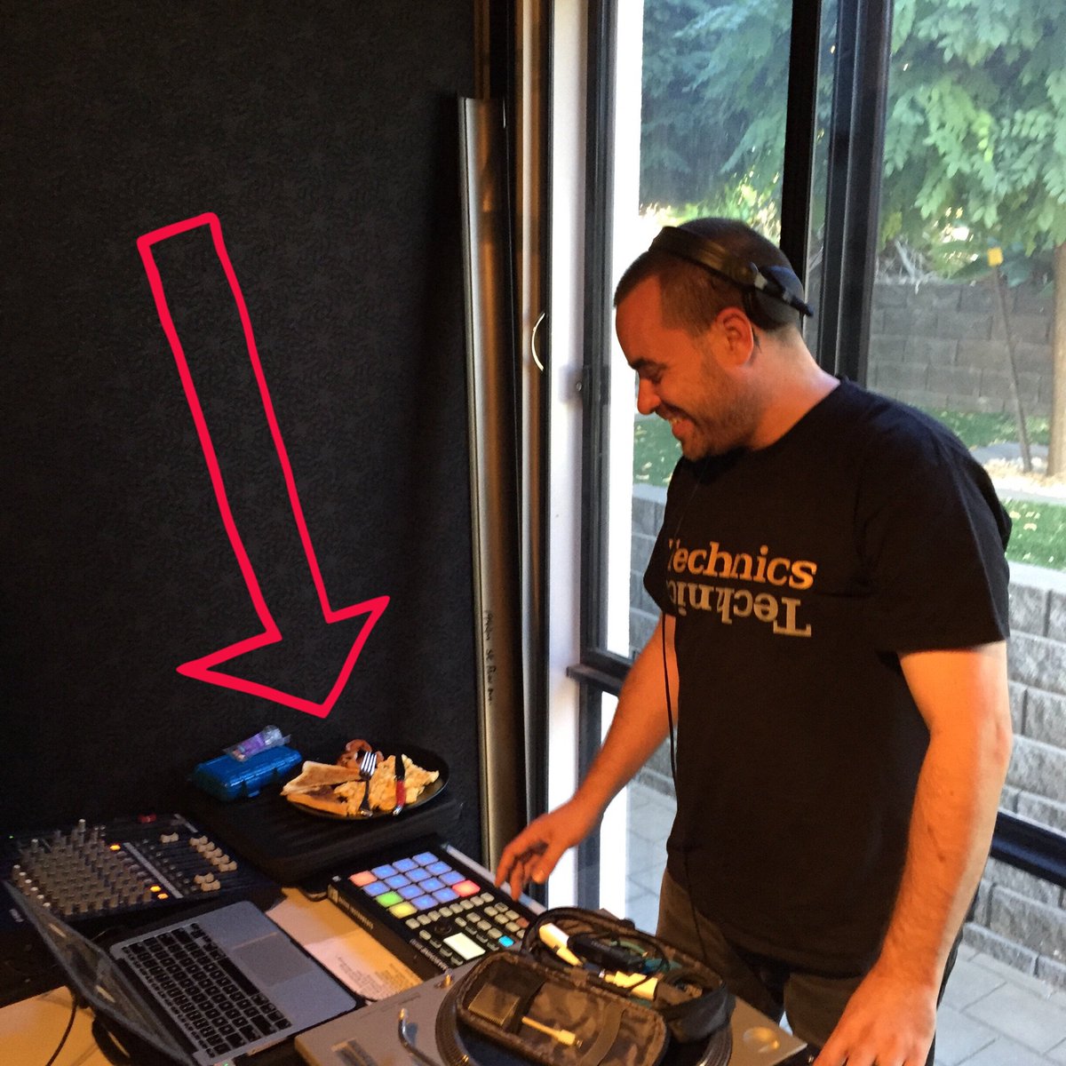 hilltophoods's tweet photo. Legit how @djdebris rehearses. With a full English breakfast next to him. Which he takes bites from between cuts. https://t.co/Ocbyt7OgCg