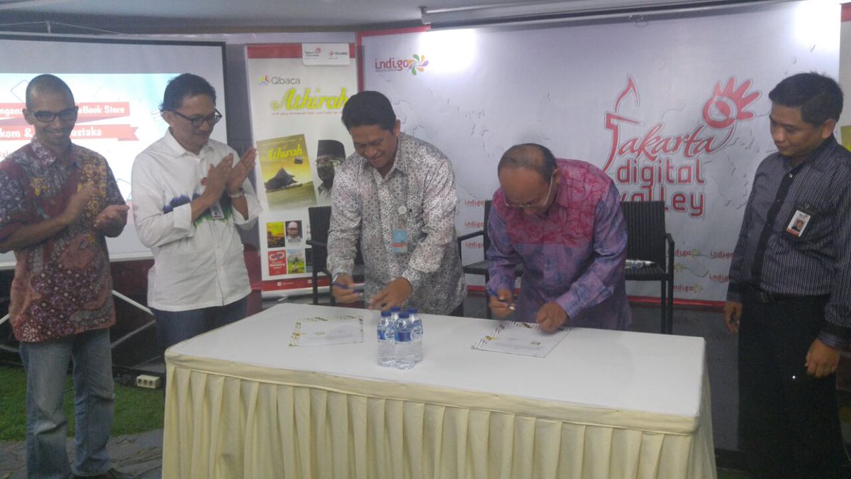 Qbaca's tweet photo. Penandatanganan Kerjasama eBook Store Telkom &amp; Balai Pustaka @A_Sugiarto2015 @TelkomPromo #Qbaca #ebook https://t.co/3B9btCk3b5