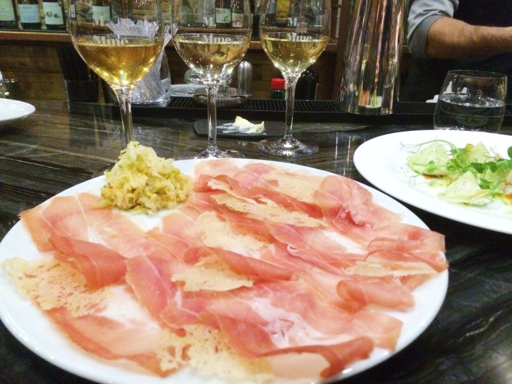 [Nouveau sur le blogue] Le nouveau bar à vin M.Mme <a href="/mmme_baravin/">M.Mme</a> <a href="/stelio71/">Stelio Perombelon</a> lapiqueassiette.com/2016/03/31/bar…