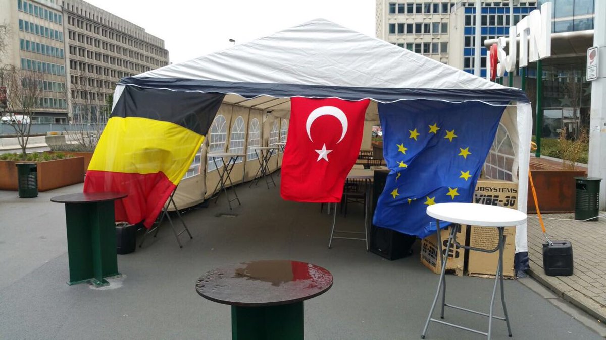mkulunk's tweet photo. Brüksel'de vatandaşlarımız Terörün iğrenç yüzünü göstermek için çadır kurdular
Tebrik ediyoruz kardeşlerimizi https://t.co/fFbNcNQfYj