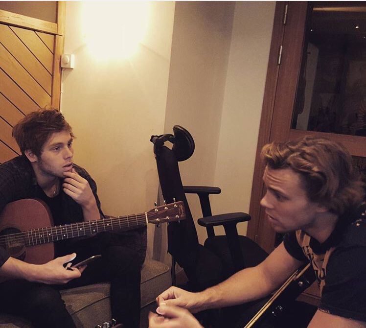 5SOS_Daily's tweet photo. Rami Yacoub posted this on IG (via @5SOS_Updaters) #5SOSFam #BestFanArmy #iHeartAwards https://t.co/heKJ1WaisZ