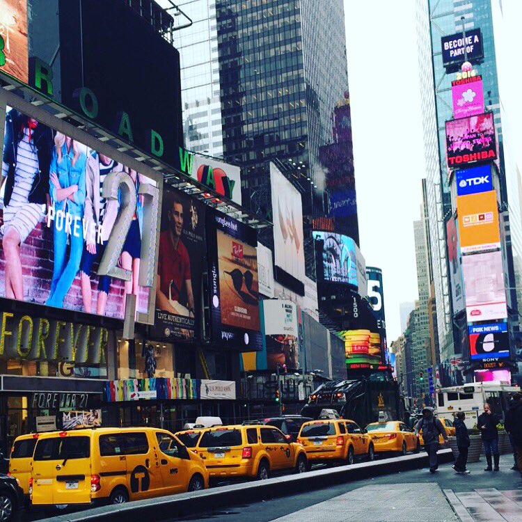 C_henderson10's tweet photo. Take me back to NYC #NYC #TimesSquare #Broadway #Aladdin https://t.co/jEDlvjU8wK