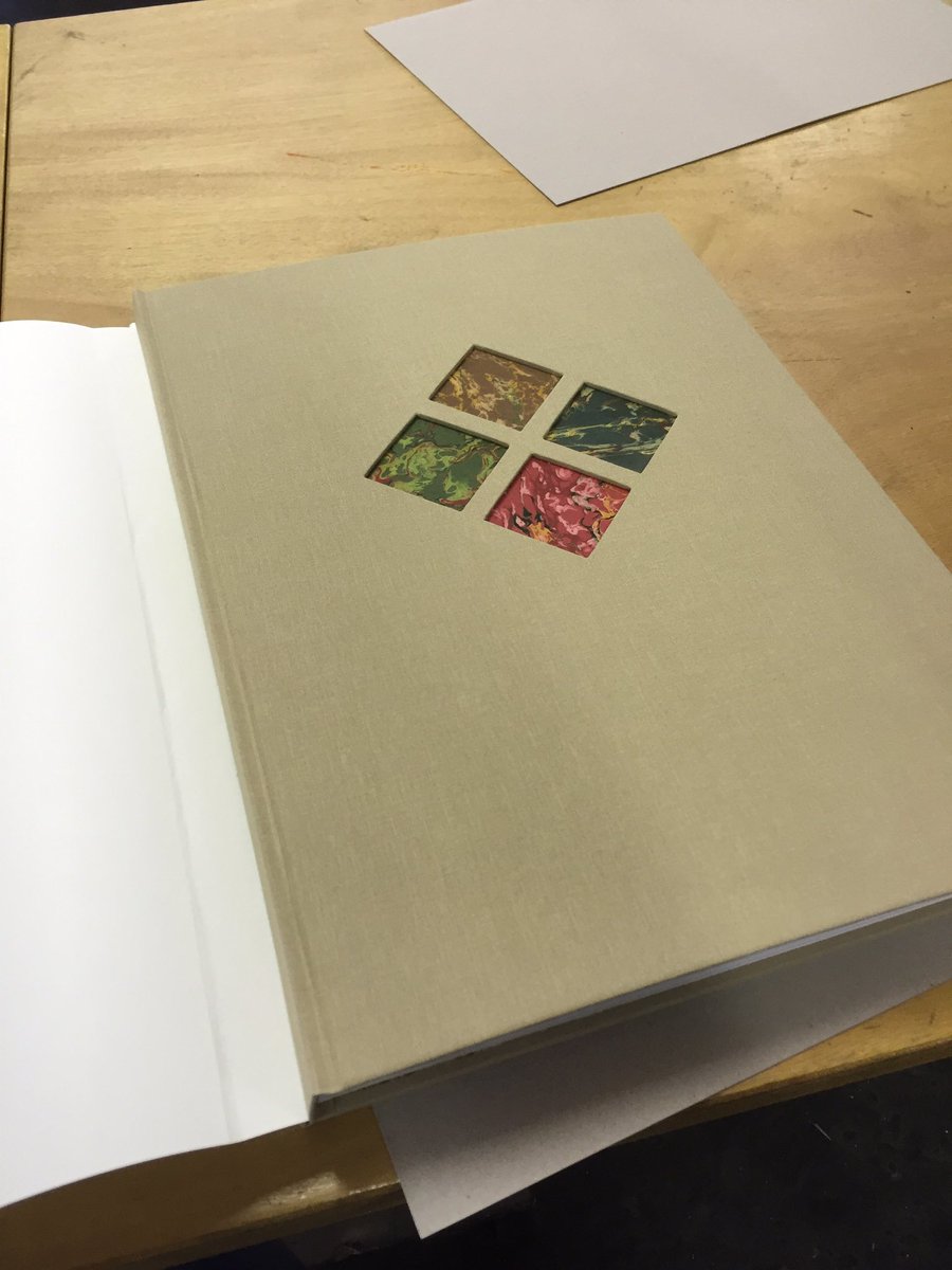 atelierklooster's tweet photo. Fotoboek ingebonden met marmerpapier spiegels en ingelegd vierkantjes in de band met marmerpapier. #bindwerk https://t.co/rm0odniQPu