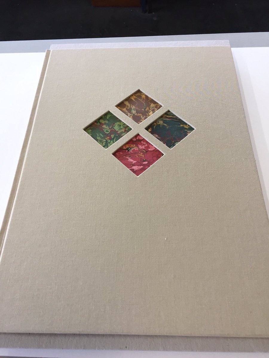atelierklooster's tweet photo. Fotoboek ingebonden met marmerpapier spiegels en ingelegd vierkantjes in de band met marmerpapier. #bindwerk https://t.co/rm0odniQPu
